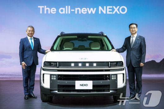 29일 일본 도쿄 빅 사이트에서 열린 '재팬 모빌리티쇼 2025'에서 현대자동차 수소전기차(FCEV) '넥쏘'의 2세대 모델인 '디 올 뉴 넥쏘'가 일본 시장 최초로 공개됐다. 시메기 토시유키 현대차 일본법인장(왼쪽)과 정유석 현대차 국내사업본부 부사장이 디 올 뉴 넥쏘와 기념 촬영을 하고 있다. (현대자동차 제공. 재판매 및 DB 금지) 2025.10.29/뉴스1