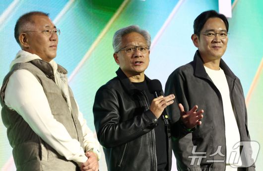 젠슨 황 엔비디아 최고경영자가 30일 오후 서울 강남구 코엑스 K-POP 광장에서 열린 지포스 게이머 페스티벌에서 발언하고 있다. (공동취재) 2025.10.30/뉴스1 ⓒ News1 김진환 기자