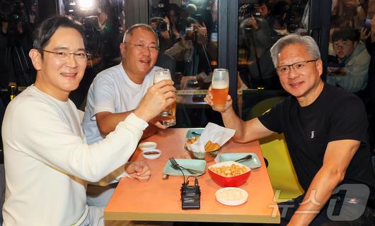 젠슨 황 엔비디아 최고경영자(CEO)가 30일 오후 서울 강남구 삼성역 인근 깐부치킨 매장에서 이재용 삼성그룹 회장, 정의선 현대차그룹 회장과 치킨 회동을 하고 있다. 2025.10.30/뉴스1 ⓒ News1 김진환 기자