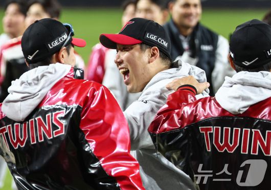 30일 대전 한화생명볼파크에서 열린 프로야구 2025 신한 SOL뱅크 KBO 포스트시즌 한국시리즈 4차전 LG 트윈스와 한화 이글스의 경기, LG 김현수가 7대4 승리 후 동료들과 기쁨을 나누고 있다. 2025.10.30/뉴스1 ⓒ News1 김도우 기자