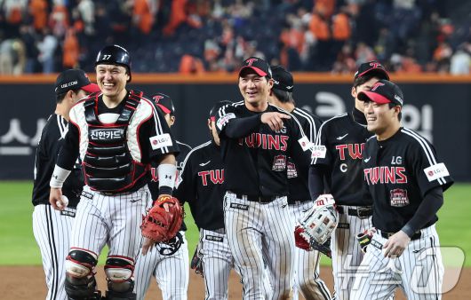 30일 대전 한화생명볼파크에서 열린 프로야구 2025 신한 SOL뱅크 KBO 포스트시즌 한국시리즈 4차전 LG 트윈스와 한화 이글스의 경기, LG 선수들이 7대4 승리 후 기쁨을 나누고 있다. 2025.10.30/뉴스1 ⓒ News1 김도우 기자