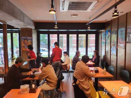 31일 오후 3시쯤, 젠슨 황 엔비디아 최고경영자(CEO)와 이재용 삼성전자 회장, 정의선 현대차 그룹 회장이 방문한 치킨집에 손님들이 차기 시작했다. 2025.10.31/ⓒ 뉴스1 권진영 기자