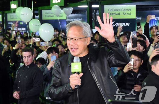 젠슨 황 엔비디아 최고경영자(CEO)가 30일 오후 서울 강남구 삼성동 코엑스 광장에서 열린 지포스 게이머 페스티벌(GeForce Gamer Festival); 엔비디아 PC 게임 페스티벌에 앞서 한국 팬들에게 인사를 하고 있다. (공동취재) 2025.10.30/뉴스1 ⓒ News1 김진환 기자