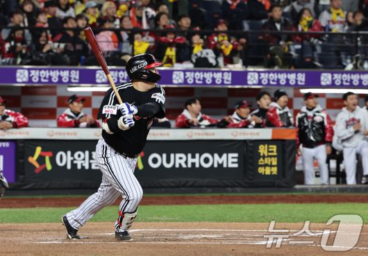 31일 대전 한화생명볼파크에서 열린 프로야구 2025 신한 SOL뱅크 KBO 포스트시즌 한국시리즈 5차전 LG 트윈스와 한화 이글스의 경기, 6회초 1사 2루 상황때 LG 김현수가 1타점 적시타를 치고 있다. 2025.10.31/뉴스1 ⓒ News1 구윤성 기자