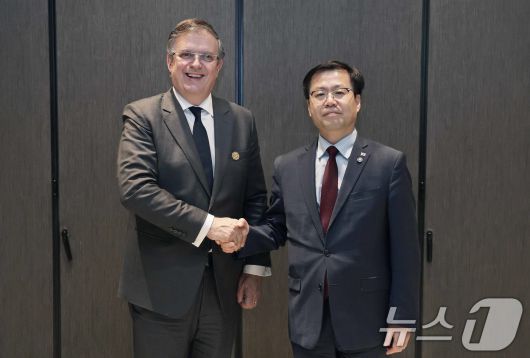 여한구 산업통상부 통상교섭본부장이 31일 경북 경주시 소노캄호텔에서 마르셀로 에브라르드 멕시코 경제부 장관과 기념 촬영을 하고 있다. (산업통상부 제공. 재판매 및 DB 금지) 2025.10.31/뉴스1