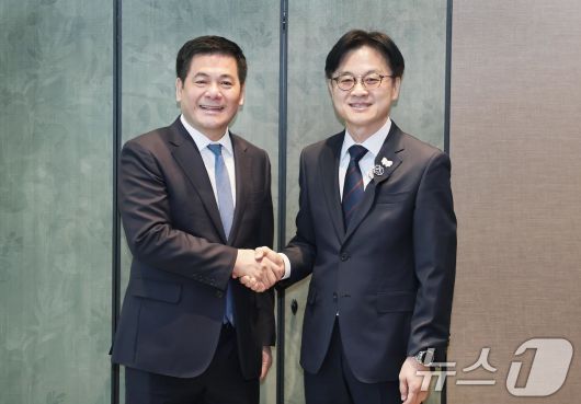 김정관 산업통상부 장관이 31일 경북 경주시 소노캄호텔에서 응우옌 홍 지엔 베트남 산업무역부 장관과 기념 촬영을 하고 있다. (산업통상부 제공. 재판매 및 DB 금지) 2025.10.31/뉴스1