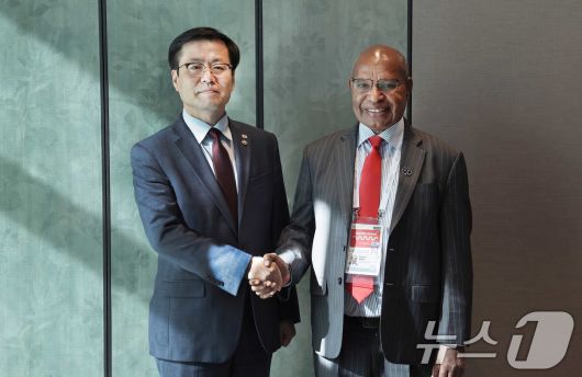여한구 산업통상부 통상교섭본부장이 31일 경북 경주시 소노캄호텔에서 리차드 마루 파푸아뉴기니 국제무역투자부 장관과 기념 촬영을 하고 있다. (산업통상부 제공. 재판매 및 DB 금지) 2025.10.31/뉴스1