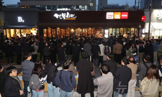 30일 서울 삼성동 인근 깐부치킨 매장 앞으로 젠슨 황 엔비디아 최고경영자가 이재용 삼성전자 회장, 정의선 현대차 그룹 회장이 회동할 것으로 알려지자 취재진과 시민들로 붐비고 있다. (공동취재) 2025.10.30/뉴스1 ⓒ News1 김진환 기자
