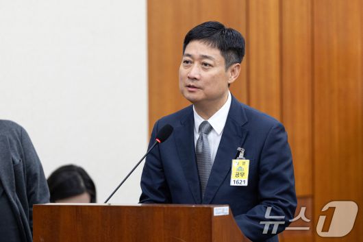 홍범식 LGU+ 대표가 21일 서울 여의도 국회 과학기술정보방송통신위원회에서 열린 정보통신산업진흥원 등에 대한 국정감사에 출석해 의원 질의에 답변하고 있다. 2025.10.21/뉴스1 ⓒ News1 이승배 기자