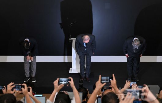 김영섭 KT 대표가 11일 서울 광화문KT지사에서 열린 소액결제 피해 관련 브리핑에서 고개 숙여 사과하고 있다. (공동취재)2025.9.11/뉴스1 ⓒ News1 박지혜 기자