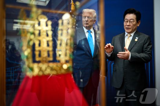 이재명 대통령이 10월 29일 국립경주박물관에서 열린 한미정상회담에 앞서 도널드 트럼프 미국 대통령에게 선물할 신라 금관 모형에 대해 설명하고 있다.(백악관 공식 사진, 다니엘 토록 촬영, 재판매 및 DB금지) ⓒ News1 류정민 특파원