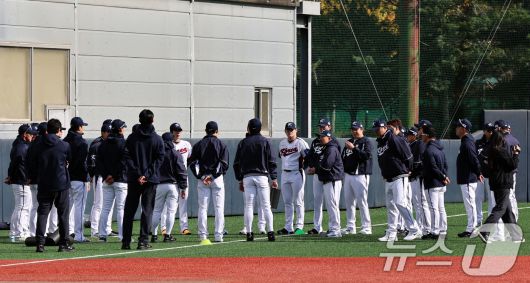 류지현 감독이 이끄는 야구 국가대표팀 선수들이 2일 오후 경기 고양시 국가대표 야구훈련장에서 첫 소집훈련을 하고 있다. 대표팀은 오는 8,9일 체코에 이어 15,16일에 일본과의 평가전 경기를 치를 예정이다. 2025.11.2/뉴스1 ⓒ News1 구윤성 기자