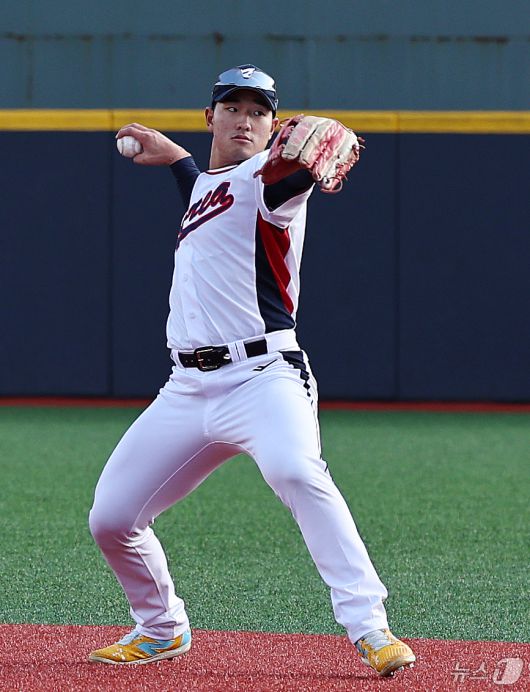 야구 국가대표팀 안현민이 2일 오후 경기 고양시 국가대표 야구훈련장에서 열린 첫 소집훈련에서 몸을 풀고 있다. 류지현 감독이 이끄는 대표팀은 오는 8,9일 체코에 이어 15,16일에 일본과의 평가전 경기를 치를 예정이다. 2025.11.2/뉴스1 ⓒ News1 구윤성 기자