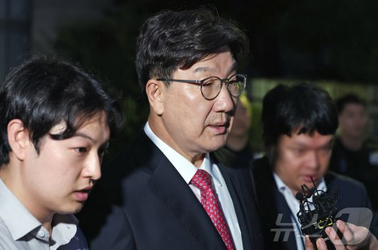 지난 9월 16일 권성동 국민의힘 의원이 서울 서초구 중앙지방법원에서 '통일교 불법 정치자금 수수' 의혹(정치자금법 위반 혐의) 관련 구속 전 피의자 심문(영장실질심사)를 마치고 법원을 나서는 모습(사진=뉴스1DB)ⓒ News1