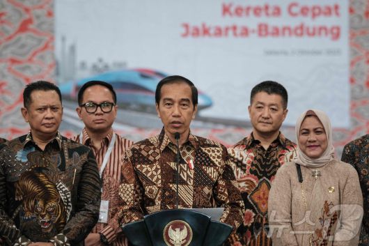 2023년 10월 2일 당시 인도네시아 조코 위도도 대통령(가운데)이 자카르타 할림역에서 열린 자카르타-반둥 고속열차 '우쉬' 개통식에서 연설하고 있다. 2023.10.02. ⓒ AFP=뉴스1 ⓒ News1 이정환 기자