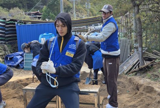 모델 조민(왼쪽)과 배우 심지훈이 견사 보수를 위해 마사토를 나르는 봉사에 참여하고 있다. ⓒ 뉴스1 한송아 기자