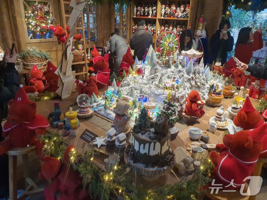 3일 오전 현대백화점 더현대 서울에 조성된 H빌리지 '선물공방' 내부.