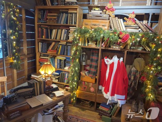 3일 오전 현대백화점 더현대 서울에 조성된 H빌리지 '산타의집' 내부.