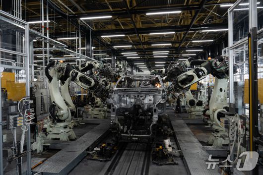 31일 일본 아이치현 소재 도요타 GR 공장에서 무인운반차(AGV)에 실린 차체가 로봇건에 의해 용접되고 있는 모습(한국토요타자동차 제공). 2025.10.31.