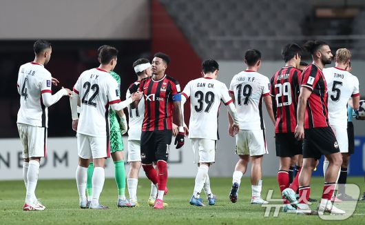 FC서울 제시 린가드가 4일 서울 마포구 서울월드컵경기장에서 열린 '2025-2026 아시아축구연맹(AFC) 챔피언스리그 엘리트(ACLE)' 리그 스테이지 4차전 FC서울과 청두 룽청의 경기에서 0-0 무승부를 기록한 후 청두 선수들과 인사하고 있다. 2025.11.4/뉴스1 ⓒ News1 김성진 기자