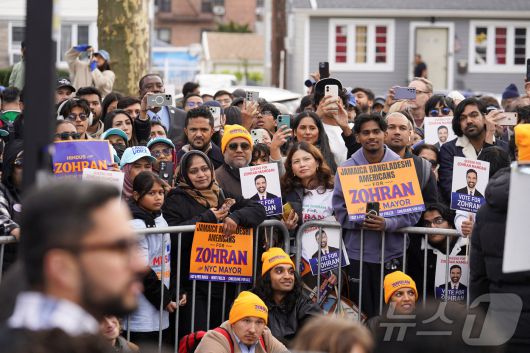 조란 맘다니 민주당 뉴욕시장 후보 지지자들이 1일(현재시간) 뉴욕 퀸즈에서 열린 유세 집회에 참석해 유세 현장을 바라보고 있다. 2025.11.01. ⓒ 로이터=뉴스1 ⓒ News1 윤다정 기자