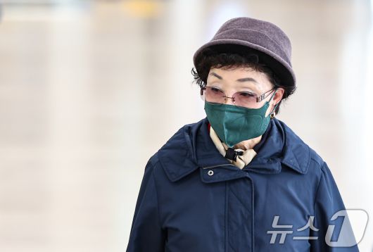 윤석열 전 대통령의 부인 김건희 여사의 모친 최은순씨가 4일 오전 서울 종로구 KT광화문빌딩 웨스트에 마련된 김건희특검 사무실에 피의자 신분으로 출석하고 있다. 2025.11.4/뉴스1 ⓒ News1 김도우 기자