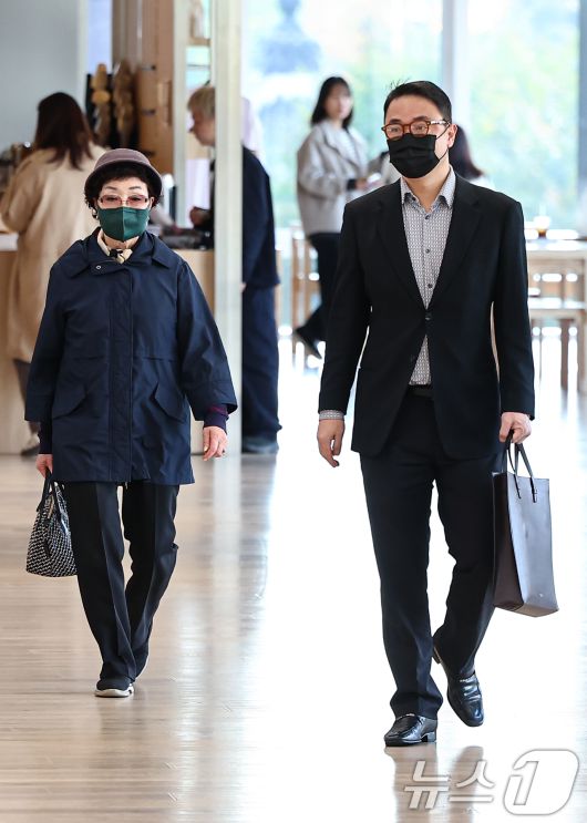 윤석열 전 대통령의 부인 김건희 여사의 모친 최은순씨와 오빠 김진우씨가 4일 오전 서울 종로구 KT광화문빌딩 웨스트에 마련된 김건희특검 사무실에 피의자 신분으로 출석하고 있다. 2025.11.4/뉴스1 ⓒ News1 김도우 기자
