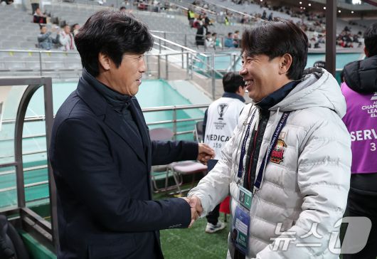 FC서울 김기동 감독(오른쪽)과 청두 룽청 서정원 감독이 4일 서울 마포구 서울월드컵경기장에서 열린 '2025-2026 아시아축구연맹(AFC) 챔피언스리그 엘리트(ACLE)' 리그 스테이지 4차전 FC서울과 청두 룽청의 경기에 앞서 인사를 하고 있다. 2025.11.4/뉴스1 ⓒ News1 김성진 기자