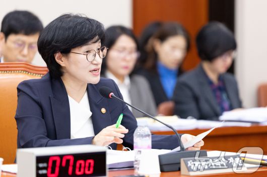원민경 성평등가족부 장관이 4일 서울 여의도 국회에서 열린 성평등가족위원회 성평등가족부 등에 대한 국정감사에 출석해 의원 질의에 답변하고 있다. 2025.11.4/뉴스1 ⓒ News1 이승배 기자