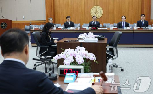 4일 서울 서초구 내곡동 국가정보원에서 열린 국회 정보위원회 국정원에 대한 국정감사에서 신성범 위원장이 의사봉을 두드리고 있다. 2025.11.4/뉴스1 ⓒ News1 국회사진기자단