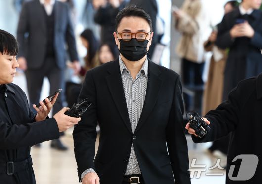 윤석열 전 대통령의 부인 김건희 여사의 오빠 김진우씨가 4일 오전 서울 종로구 KT광화문빌딩 웨스트에 마련된 김건희특검 사무실에 피의자 신분으로 출석하고 있다. 2025.11.4/뉴스1 ⓒ News1 김도우 기자