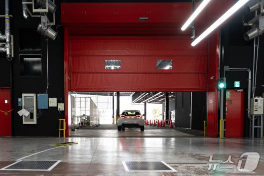 31일 일본 아이치현 소재 도요타 GR 공장에서 완성된 고성능 소형 해치백 '야리스 GR' 차량이 주행 검사를 받기 위해 공장 밖으로 이동하는 모습(한국토요타자동차 제공). 2025.10.31.