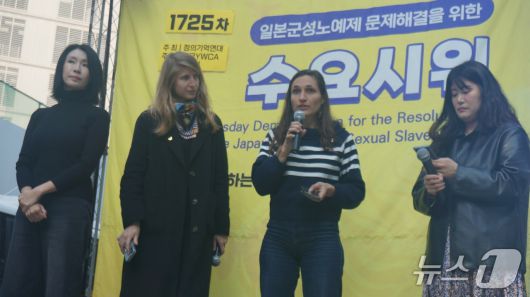 2025 힌츠페터국제보도상 '기로에 선 세계상'을 수상한 아녜스 나밧(왼쪽)과 마리안 게티가 제1725차 일본군성노예제 문제해결을 위한 정기 수요시위에 참여해 발언 중인 모습. (정의기억연대 제공)
