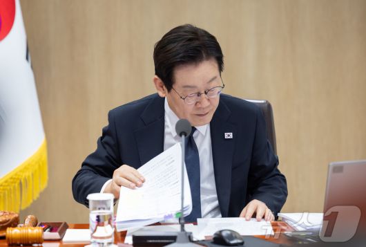 이재명 대통령이 4일 서울 용산 대통령실 청사에서 열린 국무회의에서 자료를 살펴보고 있다. (대통령실 제공. 재판매 및 DB 금지) 2025.11.4/뉴스1 ⓒ News1 이재명 기자