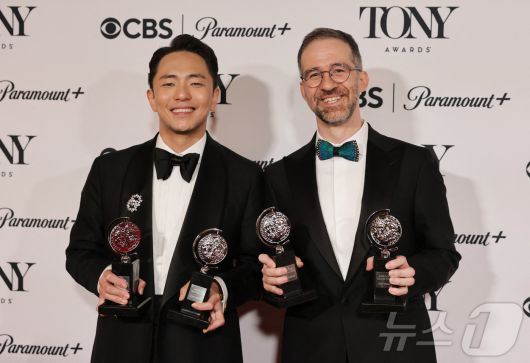 제78회 토니상 시상식에서  박천휴(왼쪽)와 윌 애런슨 ⓒ 로이터=뉴스1 ⓒ News1 정수영 기자