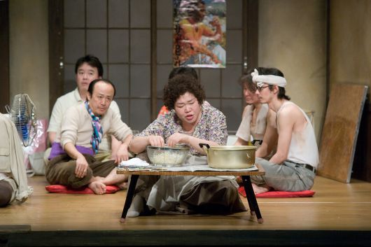 연극 '야끼니꾸 드래곤' 공연 사진(예술의전당 제공)