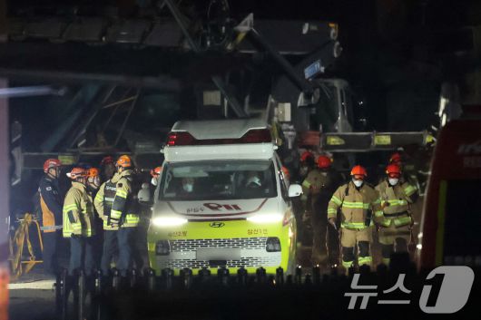 7일 새벽 울산 남구 동서발전 울산화력발전소 보일러 타워 붕괴현장에서 소방대원들이 매몰자 수색 및 구조작업을 벌이고 있다. 2025.11.7/뉴스1 ⓒ News1 황기선 기자