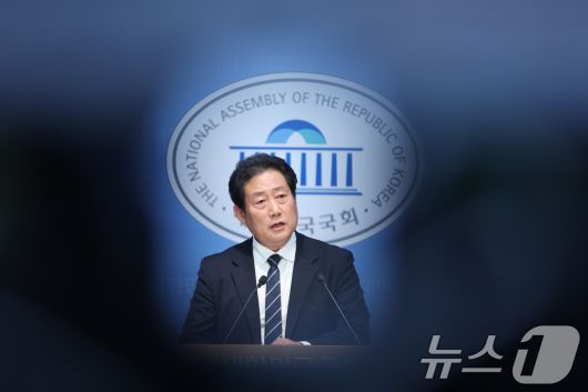 더불어민주당 부산시당위원장 선거에 출마했으나 컷오프된 유동철 수영구지역위원장은 5일 서울 여의도 국회 소통관에서 기자회견을 하고 있다. 2025.11.5/뉴스1 ⓒ News1 신웅수 기자