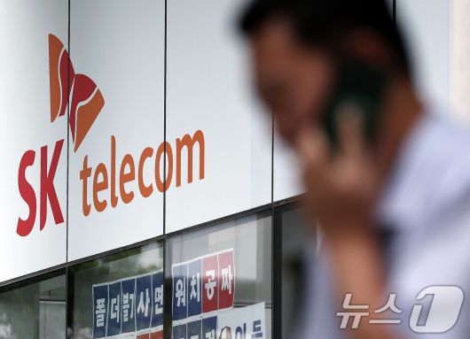 서울 도심의 SK텔레콤 대리점 앞에서 한 시민이 전화 통화를 하고 있다. 2025.8.28/뉴스1 ⓒ News1 박정호 기자
