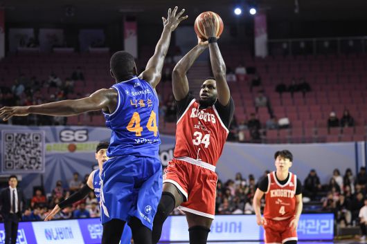 서울 SK의 자밀 워니(오른쪽). (KBL 제공)