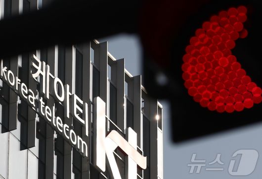 과학기술정보통신부 민관합동조사단이 6일 무단 소액결제와 관련한 KT 침해 사고 중간 조사 결과를 발표했다. 조사단에 따르면 KT가 지난해 3월~7월 BPF도어, 웹셸 등 악성코드 감염 서버 43대를 발견하고도 정부에 신고 없이 자체적으로 조치한 것으로 드러났다. 이 외에도 모든 펨토셀(소형 이동통신 기지국)이 동일한 인증서를 사용하고 있어 해당 인증서만 복사하면 불법 펨토셀도 KT 내부망에 접속할 수 있는 구조였던 것으로 드러났다. 사진은 이날 서울 KT 사옥 모습. 2025.11.6/뉴스1 ⓒ News1 김민지 기자