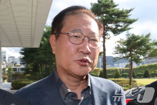 박성재 전 법무부 장관이 23일 구속영장 기각 이후 첫 조사를 받기 위해 서울 서초구 서울고등검찰청 내란 특검에 출석하고 있다. 박 전 장관은 비상계엄 직후 '합동수사본부 검사 파견 검토 지시'와 '구치소 수용 공간 확인' '출국 금지팀 호출' 등을 지시한 혐의를 받고 있다./뉴스1 ⓒ News1 이광호 기자