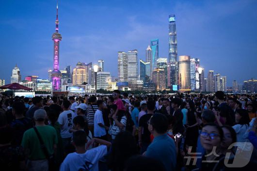 상하이 와이탄 야경을 즐기기 위해 몰린 관광객들ⓒ AFP=뉴스1