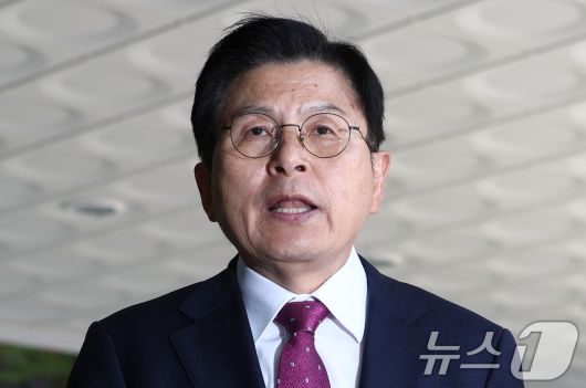 내란 선전·선동 혐의 관련 내란특검팀에 의해 체포된 황교안 전 국무총리가 12일 오전 서울 서초구 내란 특검 사무실이 마련된 서울고등검찰청에서 출석하며 입장을 밝히고 있다. 2025.11.12/뉴스1 ⓒ News1 김민지 기자