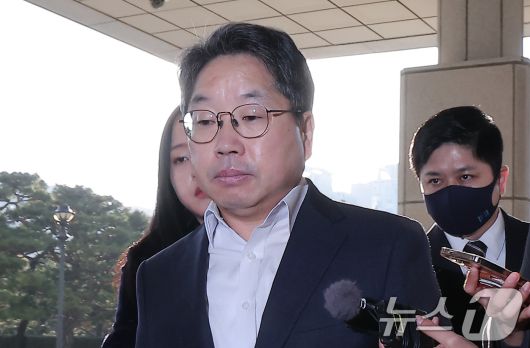 '대장동 항소 포기'로 검찰 내부에서 사퇴 압박을 받고 있는 노만석 검찰총장 직무대행이 12일 서울 서초구 대검찰청으로 출근하고 있다. 2025.11.12/뉴스1 ⓒ News1 김성진 기자