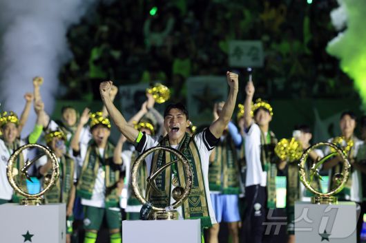 주장으로 전북현대의 우승을 이끌고 환호하고 있는 박진섭. 2025.11.9/뉴스1 ⓒ News1 박정호 기자
