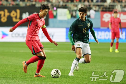 14일 오후 대전 유성구 대전월드컵경기장에서 열린 ‘하나은행 초청 국가대표팀 친선경기’ 대한민국과 볼리비아의 경기에서 대한민국 손흥민이 돌파를 하고 있다. 2025.11.14/뉴스1 ⓒ News1 황기선 기자