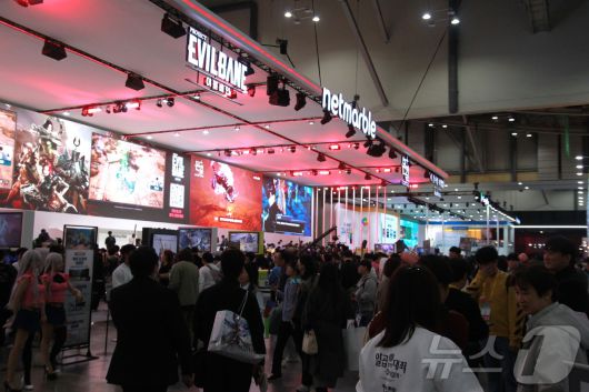지스타 개막 2일째인 14일 부산 벡스코 제1전시장에 위치한 넷마블의 '지스타 2025' 부스가 방문객으로 붐비고 있다. 2025.11.14/뉴스1 ⓒ News1 김민재 기자