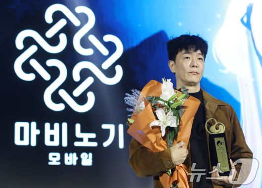 12일 오후 부산 해운대구 벡스코 제2전시장에서 열린 '2025 대한민국 게임대상 시상식'에서 대상인 대통령상을 수상한 '마비노기 모바일'의 제작사 데브캣 김동건 대표가 기념촬영을 하고 있다. 2025.11.12/뉴스1 ⓒ News1 윤일지 기자