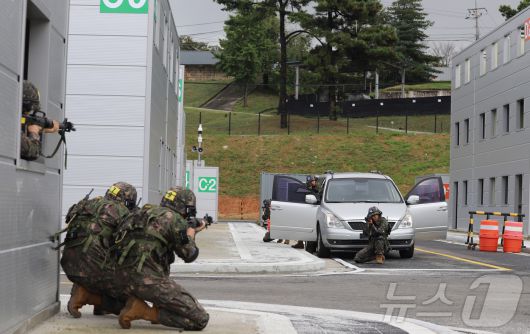 세종시 연서면에 육군 32보병사단 세종과학화예비군훈련장 개장과 함께 예비군훈련대 장병들이 시가지전투 시범을 보이고 있다.(32보병사단 제공. 재판매 및 DB금지) 2025.10.16/뉴스1